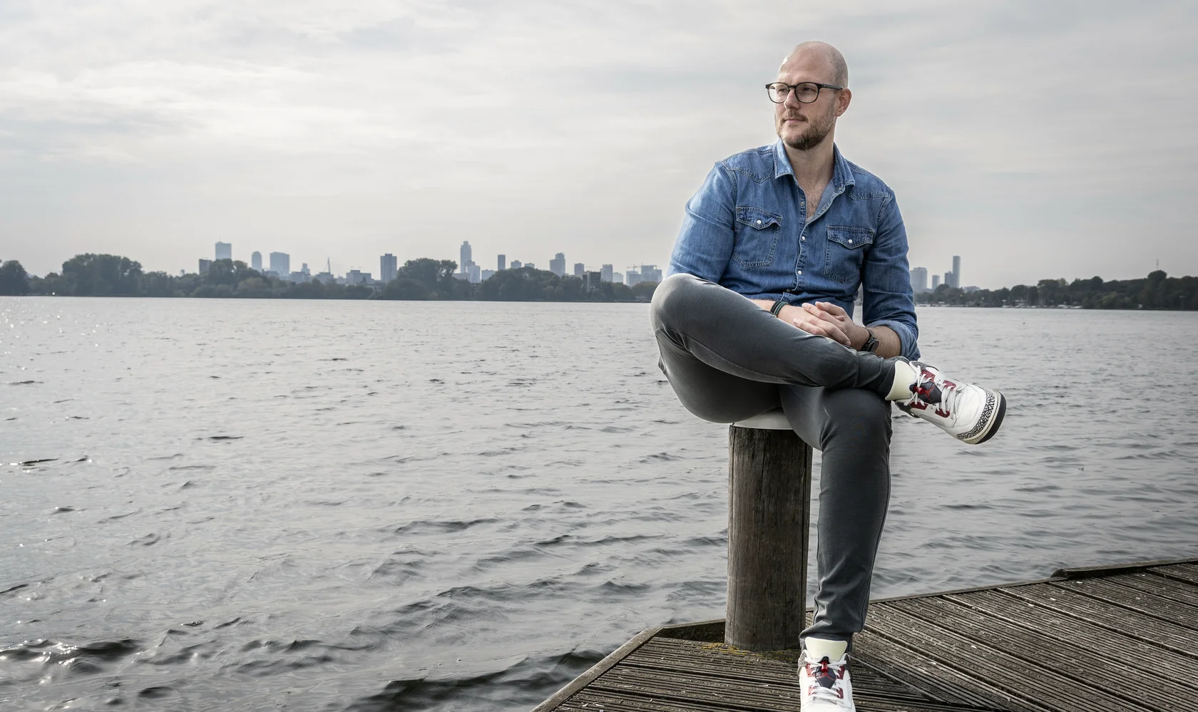 Sjoerd Maas by the water in Rotterdam